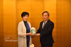 河内市人民委员会主席武大胜向东京都知事小池百合子赠送纪念品。图自越通社