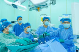胡志明市医药大学医院医生为一名印度尼西亚患者进行直肠癌手术。图自越通社