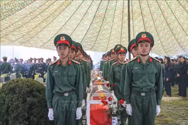 援老越南志愿军和专家烈士追悼会和安葬仪式在奠边省举行。图自越通社