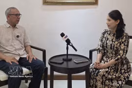 印度尼西亚国防与战略研究所高级协调员贝尼·苏卡迪斯接受越通社驻雅加达记者采访。图自越通社