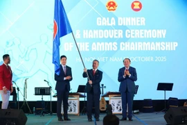 第九届东盟体育部长会议东道主职务移交给柬埔寨。图自越通社