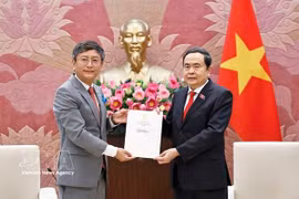 越南国会主席陈青敏分别会见印度与巴勒斯坦驻越南大使