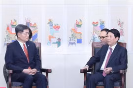 越南国家主席梁强会见韩国国际交流财团理事长金基焕。图自越通社