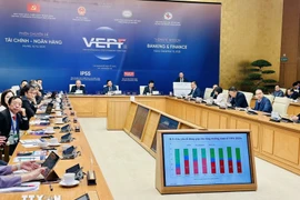 “为2026—2030年经济增长目标有效动员和利用金融资源”金融—银行专题讨论环节。图自越通社