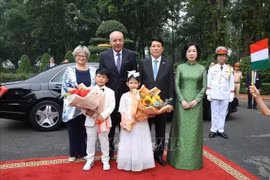 越南国家主席梁强和夫人与匈牙利总统舒尤克·道马什和夫人。图自越通社