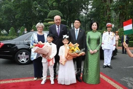 越南国家主席梁强和夫人与匈牙利总统舒尤克·道马什和夫人。图自越通社