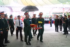 为在柬埔寨牺牲的172位革命烈士遗骸举行追悼安葬仪式