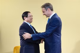 越南政府总理范明政会见希腊总理基里亚科斯·米佐塔基斯。图自越通社