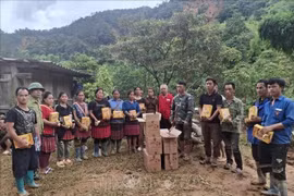 紧急调拨救灾物资支援奠边和山罗省受灾群众。图自越通社
