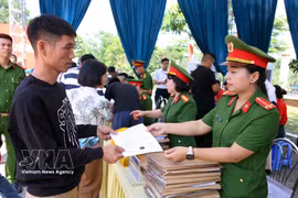 清春监狱干部向在改造过程中表现进步、符合特赦条件的服刑人员颁发特赦决定。图自越通社