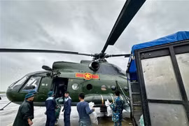 职能力量通过直升机运送救援物资至中南部各省，为受洪水围困的民众提供援助。图自越通社