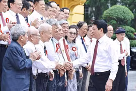 国家主席梁强在主席府亲切会见全国优秀新闻工作者代表。图自越通社