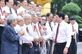 国家主席梁强在主席府亲切会见全国优秀新闻工作者代表。图自越通社