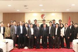 平阳省人民委员会代表与中国台湾神达控股集团(MiTAC)代表合影。图自越通社