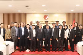 平阳省人民委员会代表与中国台湾神达控股集团（MiTAC）代表合影。图自越通社
