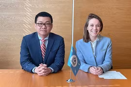 日前，越南常驻奥地利维也纳联合国和其他国际组织代表团团长武黎泰黄大使和国际刑警组织常驻维也纳联合国观察员办公室主任弗洛里安·巴科尼耶（Floriane Bacconnier）。图自nhandan.vn