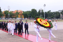 南非总统马塔梅拉·西里尔·拉马福萨瞻仰胡志明主席。图自越通社