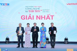 越通社社长、评委会主席武越庄和文化体育旅游部副部长谢光东向一等奖获奖者颁发奖项。图自越通社