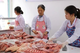 猪肉价格上涨0.8%，使居民消费价格指数上涨0.03个百分点。 图自Vietnam+