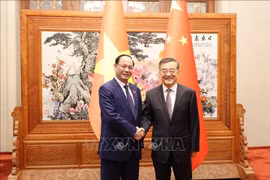 越共中央委员、国会副主席、越中友好议员小组主席陈光方上将和中共中央委员、全国人大常委会副委员长张庆伟。图自越通社