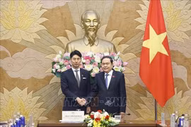 越南国会主席陈青敏在国会大厦会见日本自由民主党青年局局长中曾根康隆。图自越通社