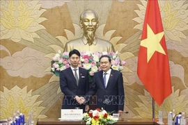 越南国会主席陈青敏在国会大厦会见日本自由民主党青年局局长中曾根康隆。图自越通社