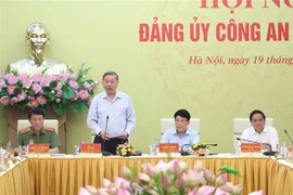 越共中央总书记、中央公安党委常委苏林出席会议并发表指导讲话。图自越通社