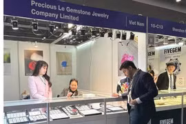 越南珠宝展位。图自越通社