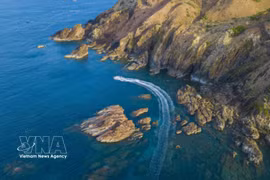 归仁风峡清澈见底的海水。图自越通社