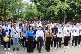 海外越南青年代表团在富寿省雄庙国家历史遗址敬香。图自越通社