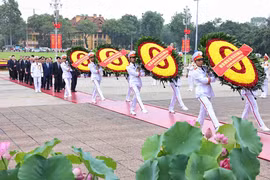 由越共中央总书记苏林率领的越南党和国家现任、前任领导人代表团入陵瞻仰胡志明主席遗容。图自 越通社