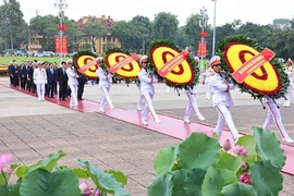 胡志明主席诞辰135周年：越南党和国家领导人入陵瞻仰胡志明主席遗容