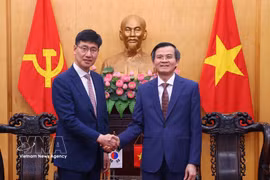 胡志明国家政治学院院长段明训副教授会见三星（越南）公司总经理罗基洪（Na Ki Hong）。图自越通社