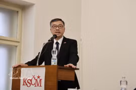 越南驻捷克大使杨怀南发表讲话。图自越通社