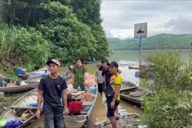 翻山涉水 保障受困群众基本生活需求