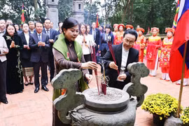 越共中央总书记夫人吴芳璃与老挝人民革命党中央总书记、老挝国家主席夫人娜丽·西苏里在诺花（Nhồi Hoa）公主祠堂敬香。图自越通社