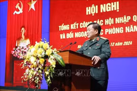 越共中央委员、中央军委常务委员、国防部副部长黄春战上将发表讲话。图自越通社