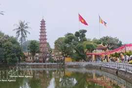 新春出游 民众踊跃前往镇国寺烧香祈福