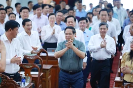 越南政府总理范明政走访芹苴市选民。图自越通社