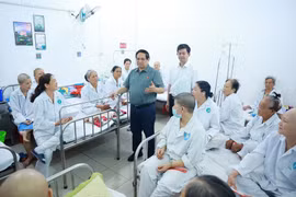 范明政总理看望慰问正在芹苴市肿瘤医院接受治疗的患者。图自越通社
