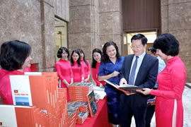 越南政府副总理梅文政参观越英双语画册《A80：祖国在心中》展览。图自越通社