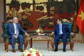 范明政总理会见美国众议院跨党派议员代表团
