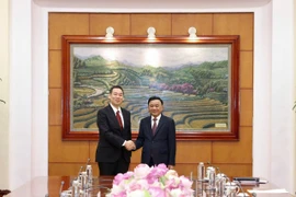 越共中央委员、书记处常务书记陈锦秀同志在越共中央驻地会见日本共产党书记局代局长、主席团副主席Tanaka Yu。图自越通社