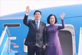 9月21日上午，越南国家主席梁强与夫人率领越南高级代表团离开首都河内，启程前往美国，出席第80届联合国大会高级别一般性辩论并开展一系列双边活动。图自越通社