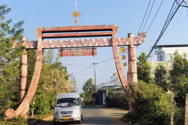 来到波来欧村，首先映入眼帘的就是村门和传统长屋的屋顶。图自越南之声