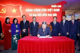 “越南共产党——从大会到大会”展览开幕