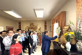 越南驻美国大使馆在华盛顿“越南之家”隆重举行上香仪式，深切缅怀胡志明主席的丰功伟绩。图自越通社