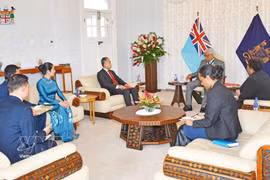 5月19日，越南驻新西兰兼驻斐济大使潘明江在斐济首都苏瓦向斐济共和国总统拉图·纳伊卡马·拉拉巴拉武递交国书。图自越通社
