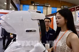 顾客体验皮肤分析仪。图自越通社