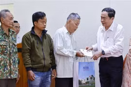 国会主席陈青敏向同塔省优抚家庭和贫困户赠送慰问品。图自越通社
